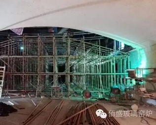 中玻藍星650t/d浮法窯爐冷修采用镟模支撐新工藝，完成了熔化部大镟施工